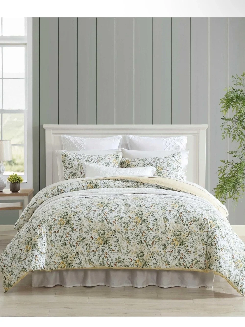 New Laura Ashley White Floral Comforter Set with Green Accents  full and Queen.